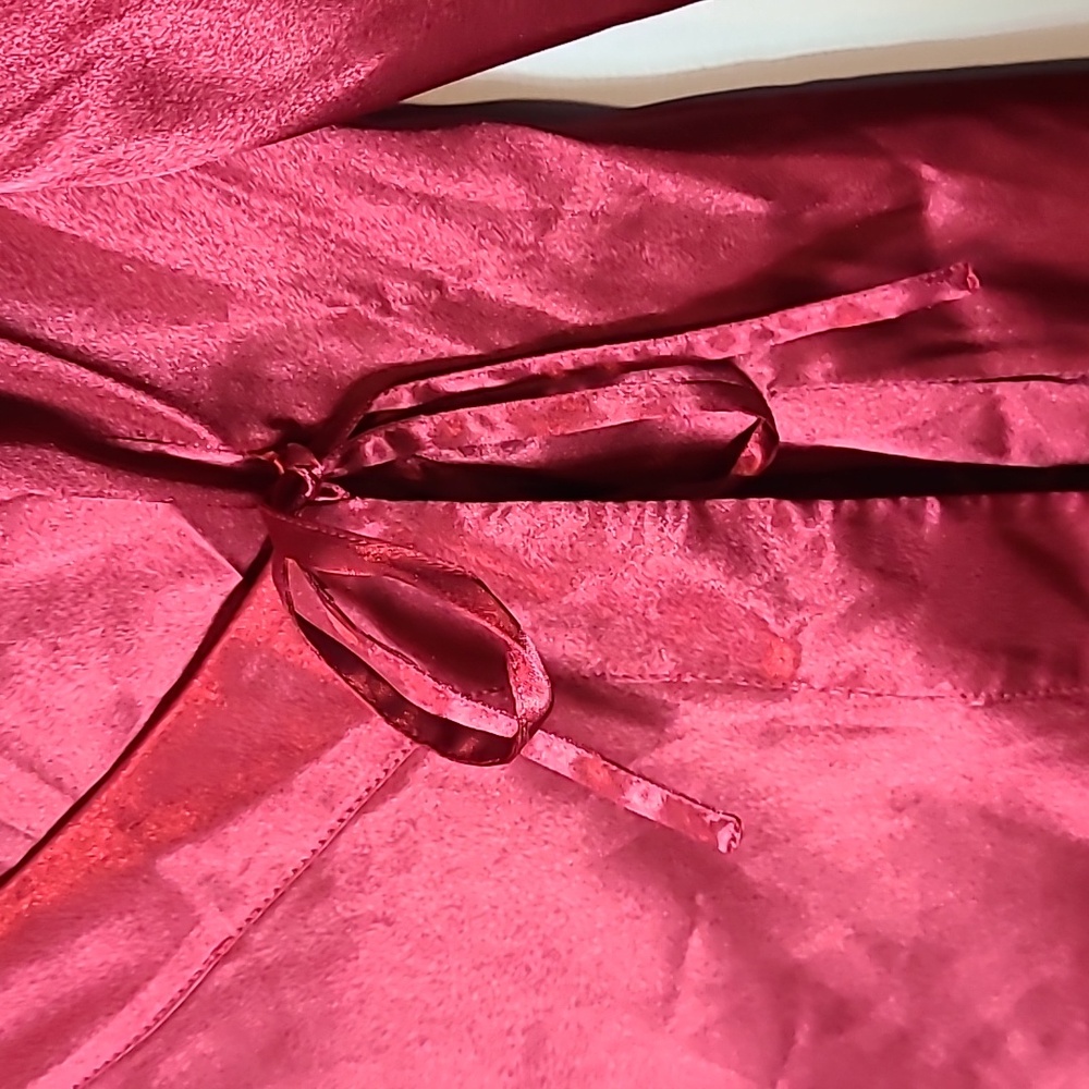 Chicos Satin Wrap Top Red Luxury Holiday Silky Size Medium Dark Romantic - Picture 2 of 6